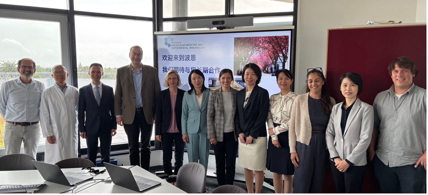 From left to right: Prof. Natalio Garbi, Dr. Jian Li, Dr. Kailiang Tan, Prof. Christian Kurts, Dr. Janine Becher-Gotot, Prof. Yan Sun, Prof. Veronika Lukacs-Kornek, Dr. Lin Kong, Dr. Yan Mo, Prof. Zeinab Abdullah, Prof. Jie Qin, Prof. Tim Rollenske